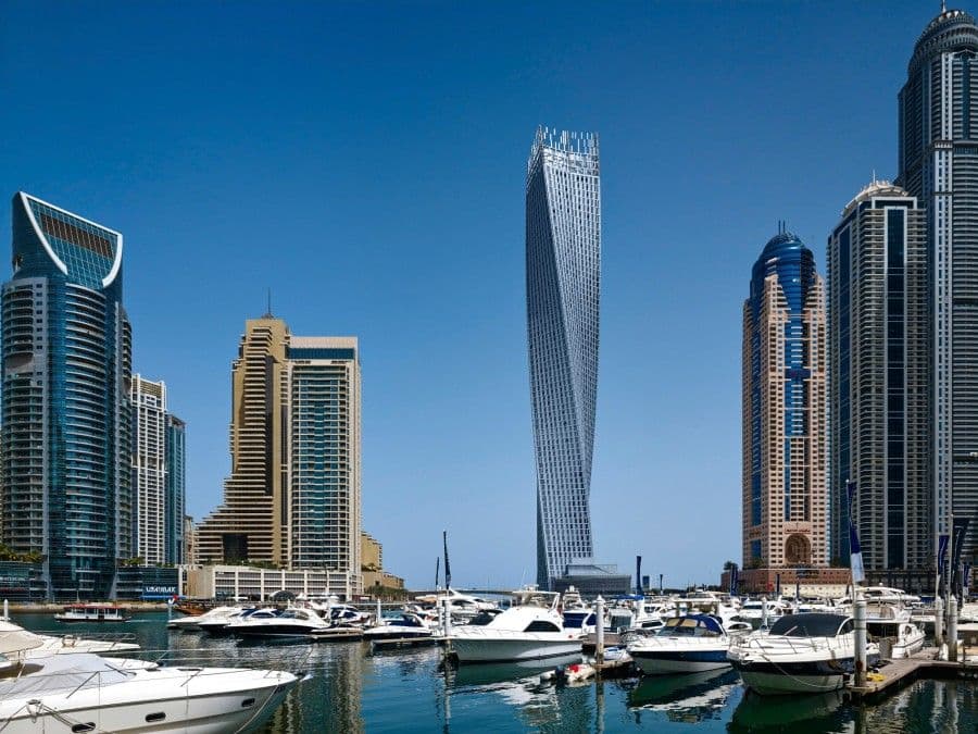 Durabilidad por Penetron: A pesar de la presión del agua subterránea y la humedad rica en cloruros de la Marina de Dubái adyacente, los cimientos de este hito arquitectónico están protegidos contra la corrosión y la penetración de agua.